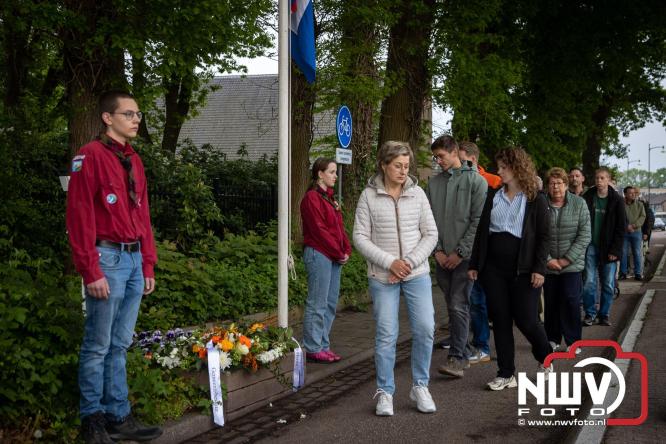 Indrukwekkende kranslegging aan de Eperweg en Centrumplein brengt jong en oud samen tijdens Dodenherdenking. - &copy; NWVFoto.nl