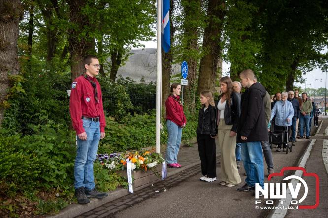 Indrukwekkende kranslegging aan de Eperweg en Centrumplein brengt jong en oud samen tijdens Dodenherdenking. - &copy; NWVFoto.nl