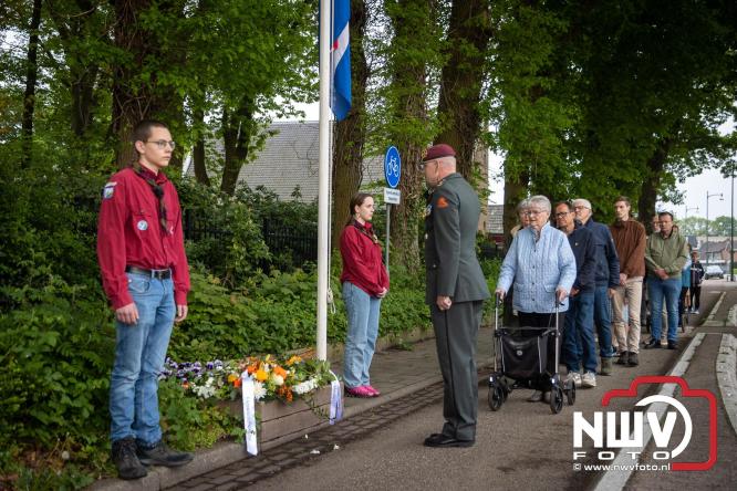 Indrukwekkende kranslegging aan de Eperweg en Centrumplein brengt jong en oud samen tijdens Dodenherdenking. - &copy; NWVFoto.nl