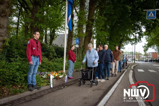 Indrukwekkende kranslegging aan de Eperweg en Centrumplein brengt jong en oud samen tijdens Dodenherdenking. - &copy; NWVFoto.nl