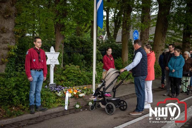 Indrukwekkende kranslegging aan de Eperweg en Centrumplein brengt jong en oud samen tijdens Dodenherdenking. - &copy; NWVFoto.nl