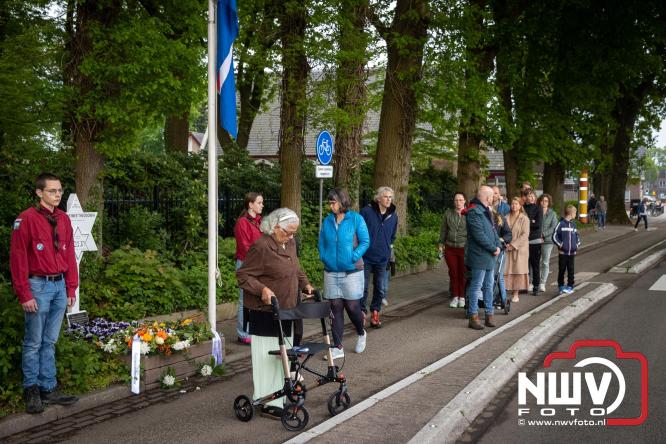Indrukwekkende kranslegging aan de Eperweg en Centrumplein brengt jong en oud samen tijdens Dodenherdenking. - &copy; NWVFoto.nl