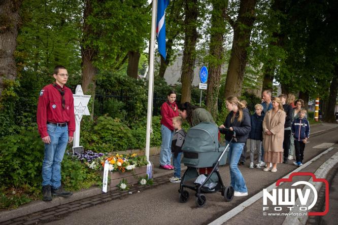 Indrukwekkende kranslegging aan de Eperweg en Centrumplein brengt jong en oud samen tijdens Dodenherdenking. - &copy; NWVFoto.nl