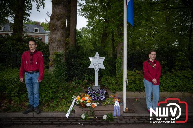 Indrukwekkende kranslegging aan de Eperweg en Centrumplein brengt jong en oud samen tijdens Dodenherdenking. - &copy; NWVFoto.nl