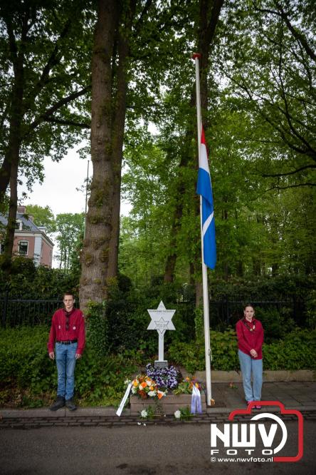 Indrukwekkende kranslegging aan de Eperweg en Centrumplein brengt jong en oud samen tijdens Dodenherdenking. - &copy; NWVFoto.nl