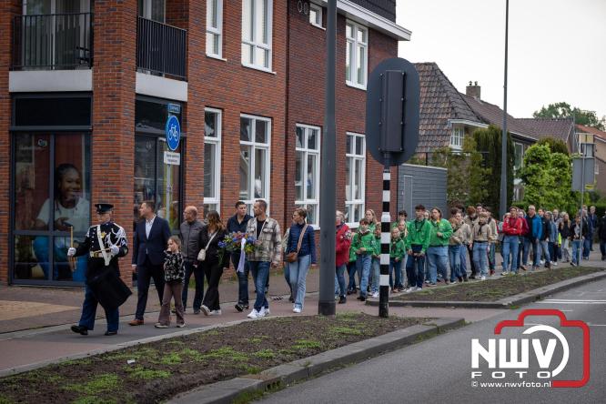 Indrukwekkende kranslegging aan de Eperweg en Centrumplein brengt jong en oud samen tijdens Dodenherdenking. - &copy; NWVFoto.nl