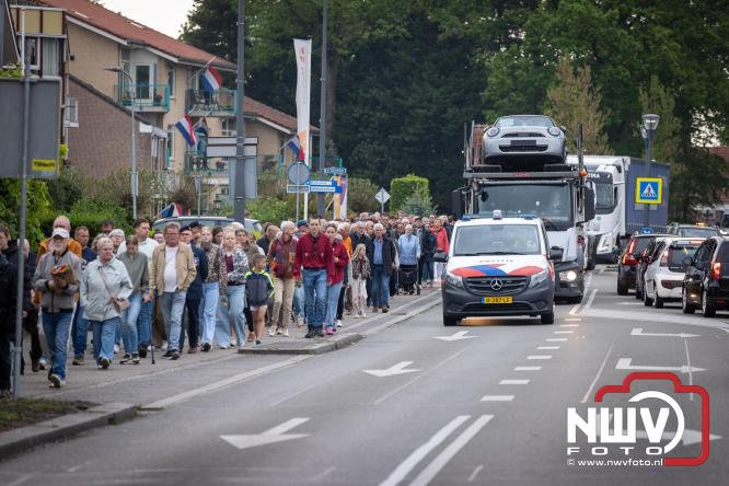 Indrukwekkende kranslegging aan de Eperweg en Centrumplein brengt jong en oud samen tijdens Dodenherdenking. - &copy; NWVFoto.nl