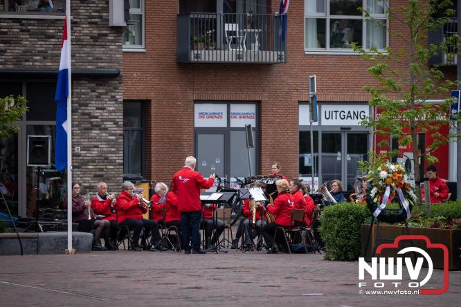 Indrukwekkende kranslegging aan de Eperweg en Centrumplein brengt jong en oud samen tijdens Dodenherdenking. - &copy; NWVFoto.nl