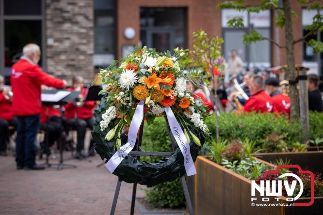 Indrukwekkende kranslegging aan de Eperweg en Centrumplein brengt jong en oud samen tijdens Dodenherdenking. - &copy; NWVFoto.nl