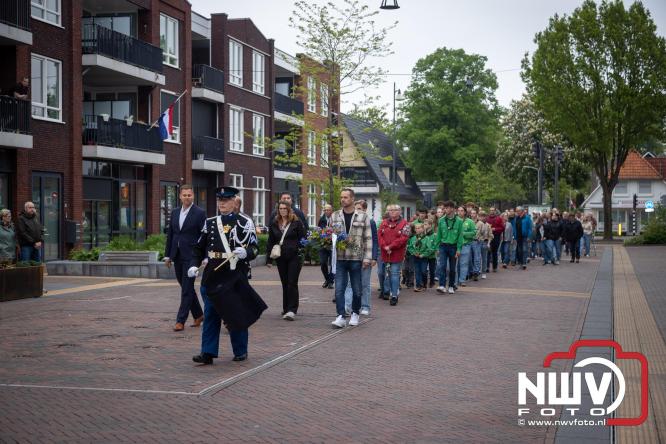 Indrukwekkende kranslegging aan de Eperweg en Centrumplein brengt jong en oud samen tijdens Dodenherdenking. - &copy; NWVFoto.nl