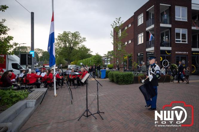 Indrukwekkende kranslegging aan de Eperweg en Centrumplein brengt jong en oud samen tijdens Dodenherdenking. - &copy; NWVFoto.nl