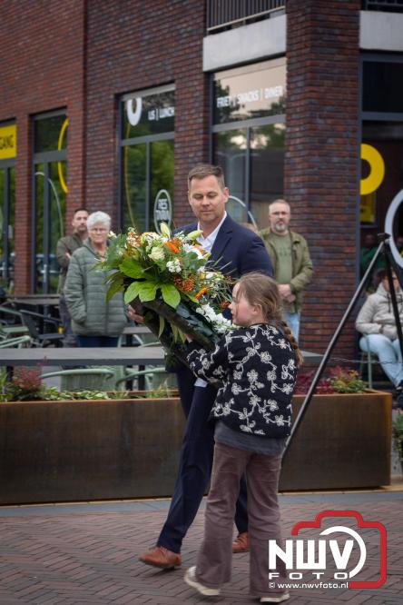 Indrukwekkende kranslegging aan de Eperweg en Centrumplein brengt jong en oud samen tijdens Dodenherdenking. - &copy; NWVFoto.nl