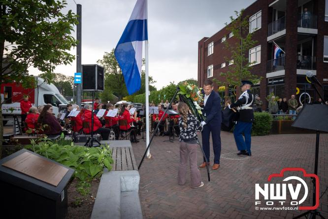 Indrukwekkende kranslegging aan de Eperweg en Centrumplein brengt jong en oud samen tijdens Dodenherdenking. - &copy; NWVFoto.nl