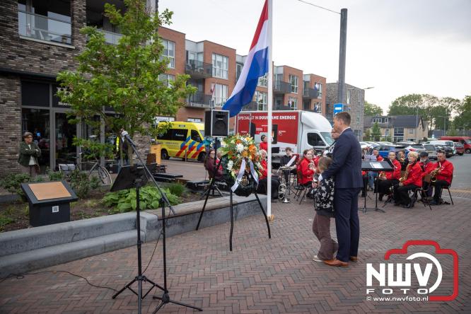 Indrukwekkende kranslegging aan de Eperweg en Centrumplein brengt jong en oud samen tijdens Dodenherdenking. - &copy; NWVFoto.nl
