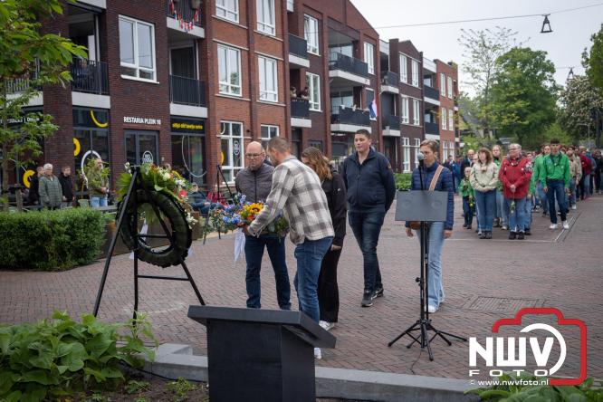 Indrukwekkende kranslegging aan de Eperweg en Centrumplein brengt jong en oud samen tijdens Dodenherdenking. - &copy; NWVFoto.nl