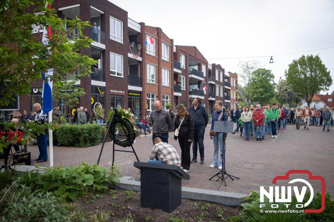 Indrukwekkende kranslegging aan de Eperweg en Centrumplein brengt jong en oud samen tijdens Dodenherdenking. - &copy; NWVFoto.nl