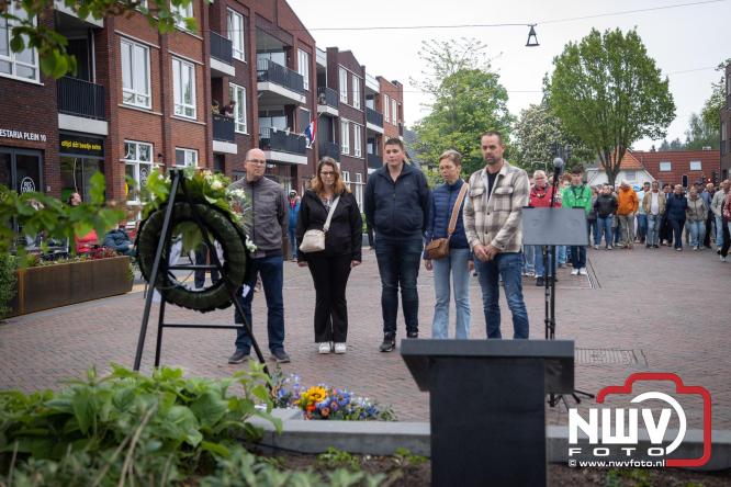Indrukwekkende kranslegging aan de Eperweg en Centrumplein brengt jong en oud samen tijdens Dodenherdenking. - &copy; NWVFoto.nl