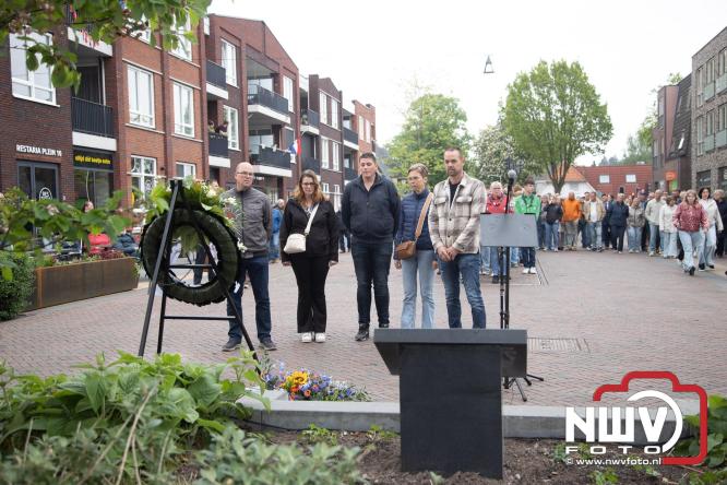 Indrukwekkende kranslegging aan de Eperweg en Centrumplein brengt jong en oud samen tijdens Dodenherdenking. - &copy; NWVFoto.nl