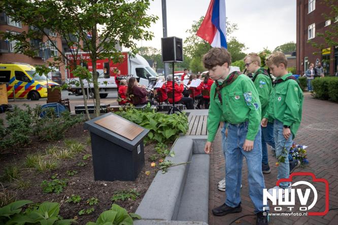Indrukwekkende kranslegging aan de Eperweg en Centrumplein brengt jong en oud samen tijdens Dodenherdenking. - &copy; NWVFoto.nl