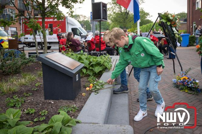 Indrukwekkende kranslegging aan de Eperweg en Centrumplein brengt jong en oud samen tijdens Dodenherdenking. - &copy; NWVFoto.nl