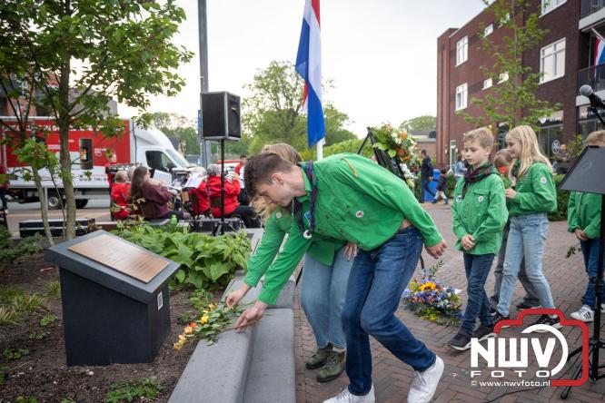 Indrukwekkende kranslegging aan de Eperweg en Centrumplein brengt jong en oud samen tijdens Dodenherdenking. - &copy; NWVFoto.nl