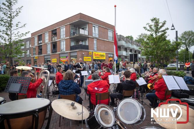 Indrukwekkende kranslegging aan de Eperweg en Centrumplein brengt jong en oud samen tijdens Dodenherdenking. - &copy; NWVFoto.nl