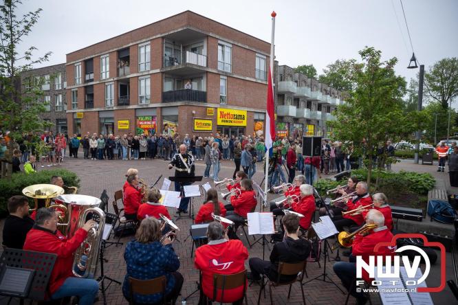 Indrukwekkende kranslegging aan de Eperweg en Centrumplein brengt jong en oud samen tijdens Dodenherdenking. - &copy; NWVFoto.nl