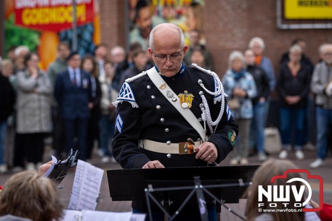 Indrukwekkende kranslegging aan de Eperweg en Centrumplein brengt jong en oud samen tijdens Dodenherdenking. - &copy; NWVFoto.nl