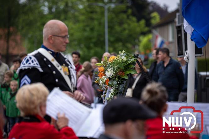 Indrukwekkende kranslegging aan de Eperweg en Centrumplein brengt jong en oud samen tijdens Dodenherdenking. - &copy; NWVFoto.nl