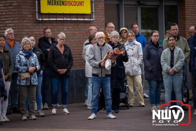 Indrukwekkende kranslegging aan de Eperweg en Centrumplein brengt jong en oud samen tijdens Dodenherdenking. - &copy; NWVFoto.nl