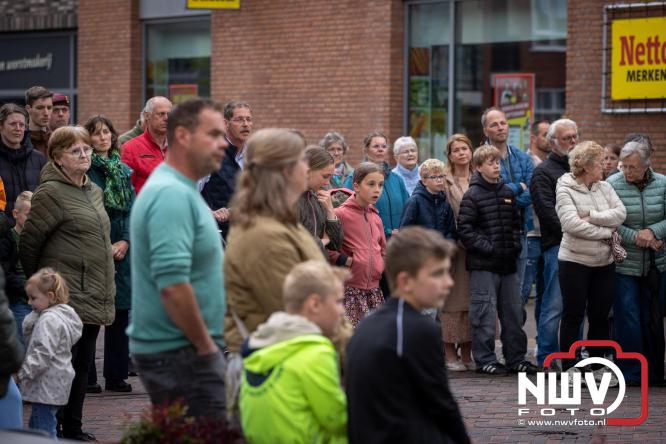 Indrukwekkende kranslegging aan de Eperweg en Centrumplein brengt jong en oud samen tijdens Dodenherdenking. - &copy; NWVFoto.nl