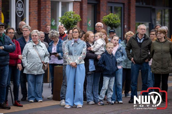 Indrukwekkende kranslegging aan de Eperweg en Centrumplein brengt jong en oud samen tijdens Dodenherdenking. - &copy; NWVFoto.nl