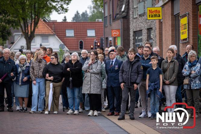 Indrukwekkende kranslegging aan de Eperweg en Centrumplein brengt jong en oud samen tijdens Dodenherdenking. - &copy; NWVFoto.nl