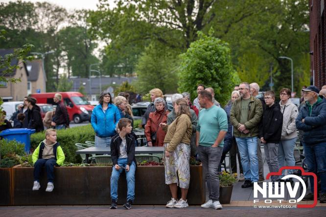 Indrukwekkende kranslegging aan de Eperweg en Centrumplein brengt jong en oud samen tijdens Dodenherdenking. - &copy; NWVFoto.nl