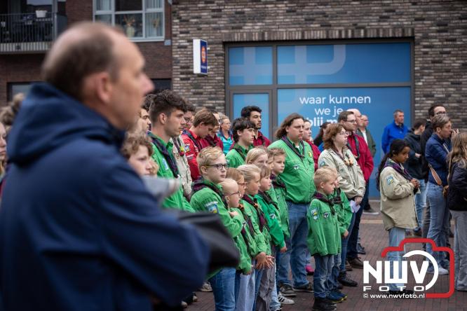Indrukwekkende kranslegging aan de Eperweg en Centrumplein brengt jong en oud samen tijdens Dodenherdenking. - &copy; NWVFoto.nl