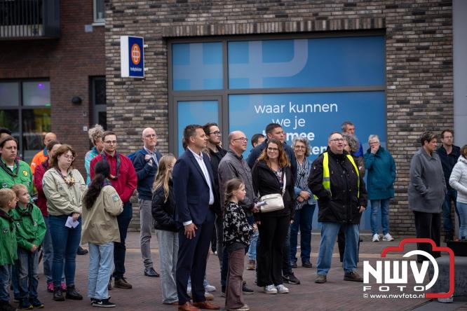 Indrukwekkende kranslegging aan de Eperweg en Centrumplein brengt jong en oud samen tijdens Dodenherdenking. - &copy; NWVFoto.nl