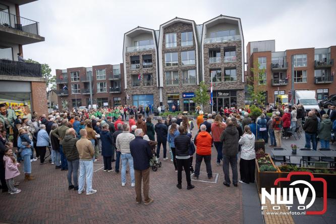 Indrukwekkende kranslegging aan de Eperweg en Centrumplein brengt jong en oud samen tijdens Dodenherdenking. - &copy; NWVFoto.nl