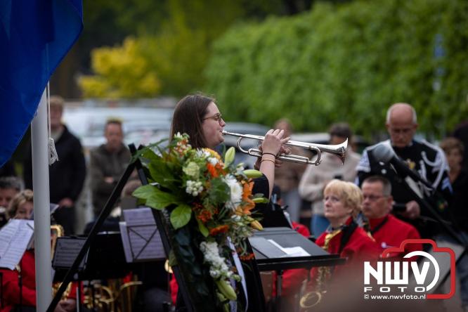 Indrukwekkende kranslegging aan de Eperweg en Centrumplein brengt jong en oud samen tijdens Dodenherdenking. - &copy; NWVFoto.nl