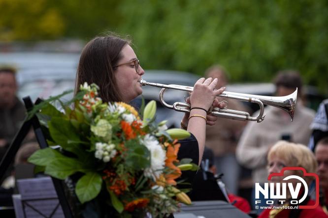 Indrukwekkende kranslegging aan de Eperweg en Centrumplein brengt jong en oud samen tijdens Dodenherdenking. - &copy; NWVFoto.nl