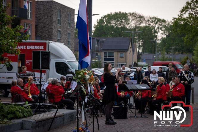 Indrukwekkende kranslegging aan de Eperweg en Centrumplein brengt jong en oud samen tijdens Dodenherdenking. - &copy; NWVFoto.nl