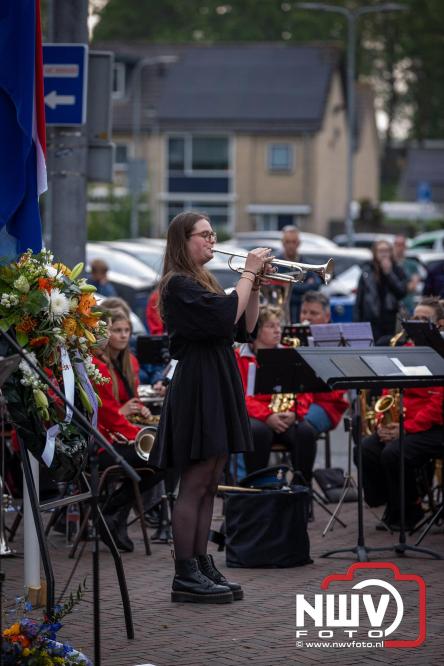 Indrukwekkende kranslegging aan de Eperweg en Centrumplein brengt jong en oud samen tijdens Dodenherdenking. - &copy; NWVFoto.nl