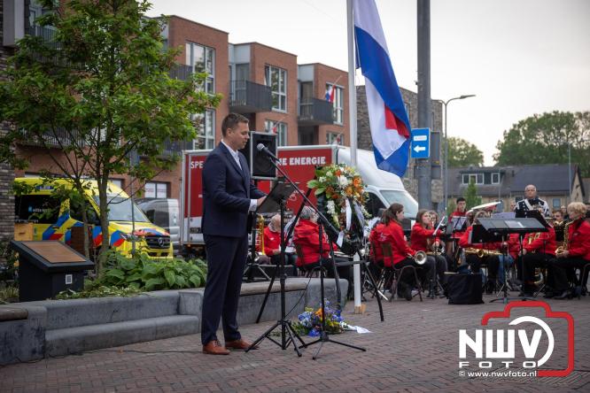 Indrukwekkende kranslegging aan de Eperweg en Centrumplein brengt jong en oud samen tijdens Dodenherdenking. - &copy; NWVFoto.nl