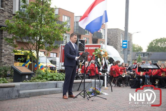 Indrukwekkende kranslegging aan de Eperweg en Centrumplein brengt jong en oud samen tijdens Dodenherdenking. - &copy; NWVFoto.nl