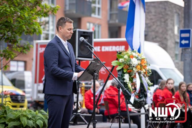 Indrukwekkende kranslegging aan de Eperweg en Centrumplein brengt jong en oud samen tijdens Dodenherdenking. - &copy; NWVFoto.nl