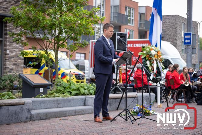Indrukwekkende kranslegging aan de Eperweg en Centrumplein brengt jong en oud samen tijdens Dodenherdenking. - &copy; NWVFoto.nl