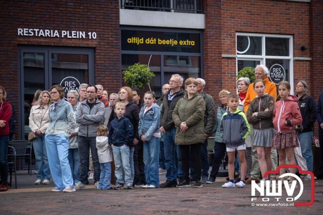 Indrukwekkende kranslegging aan de Eperweg en Centrumplein brengt jong en oud samen tijdens Dodenherdenking. - &copy; NWVFoto.nl