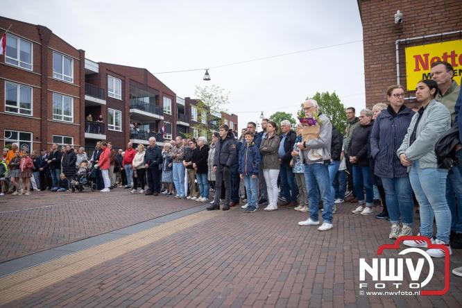 Indrukwekkende kranslegging aan de Eperweg en Centrumplein brengt jong en oud samen tijdens Dodenherdenking. - &copy; NWVFoto.nl