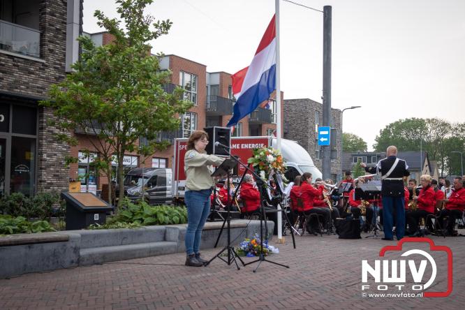 Indrukwekkende kranslegging aan de Eperweg en Centrumplein brengt jong en oud samen tijdens Dodenherdenking. - &copy; NWVFoto.nl