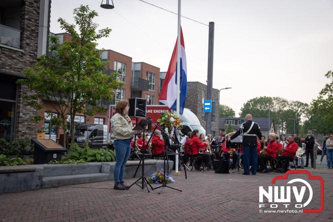 Indrukwekkende kranslegging aan de Eperweg en Centrumplein brengt jong en oud samen tijdens Dodenherdenking. - &copy; NWVFoto.nl