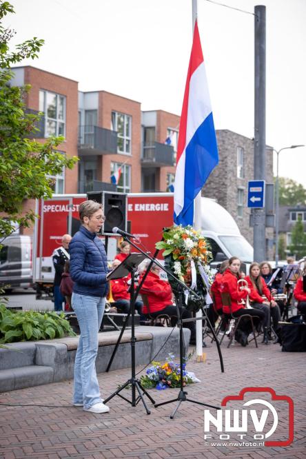 Indrukwekkende kranslegging aan de Eperweg en Centrumplein brengt jong en oud samen tijdens Dodenherdenking. - &copy; NWVFoto.nl
